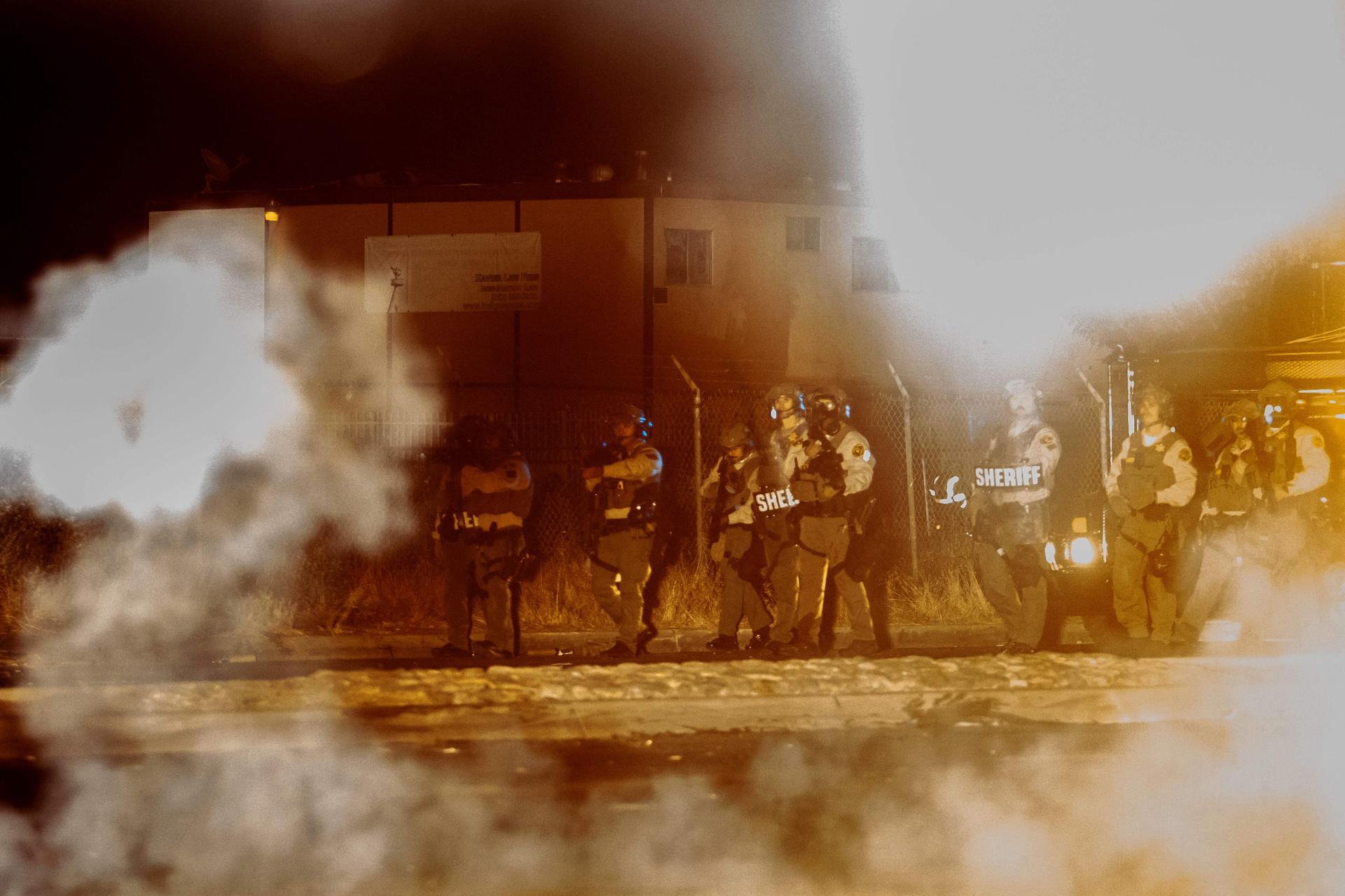 La police fait usage de gaz lacrymogènes et de grenades assourdissantes pour disperser les manifestants, dans la soirée du 7 juin 2025, dans le sud de Los Angeles, Californie. 