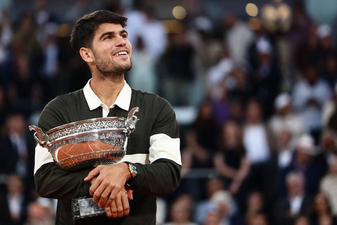 L’Espagnol Carlos Alcaraz après sa victoire en finale de Roland-Garros face à l’Italien Jannik Sinner, dimanche 8 juin 2025.