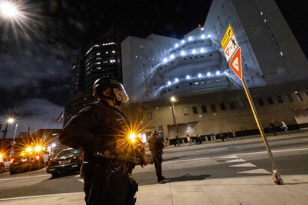 Les forces de l’ordre positionnées autour de la prison centrale de Los Angeles, Californie, dans la soirée du 7 juin 2025.