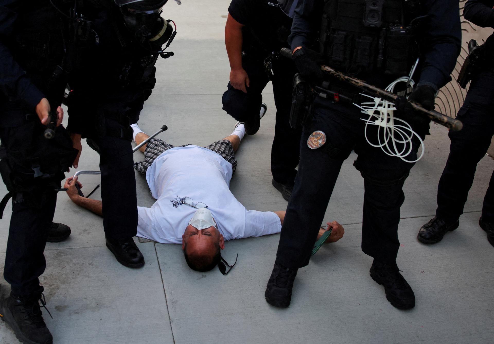 Un manifestant à terre, après son arrestation par la police, non loin du bâtiment de l’administration fédérale dans le centre de Los Angeles, Californie, le 6 juin 2025. 
