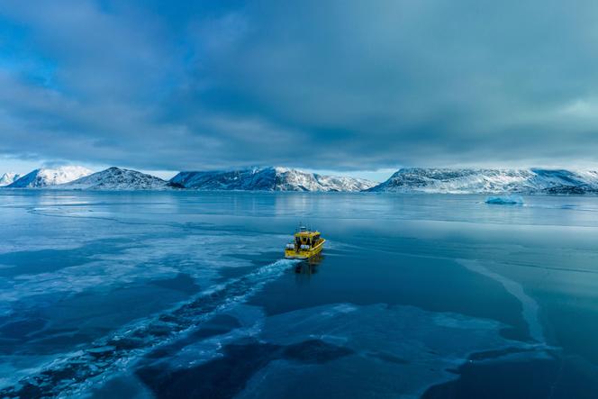 Un bateau navigue dans la mer gelée aux abords de Nuuk, au Groenland, le 6 mars 2025.