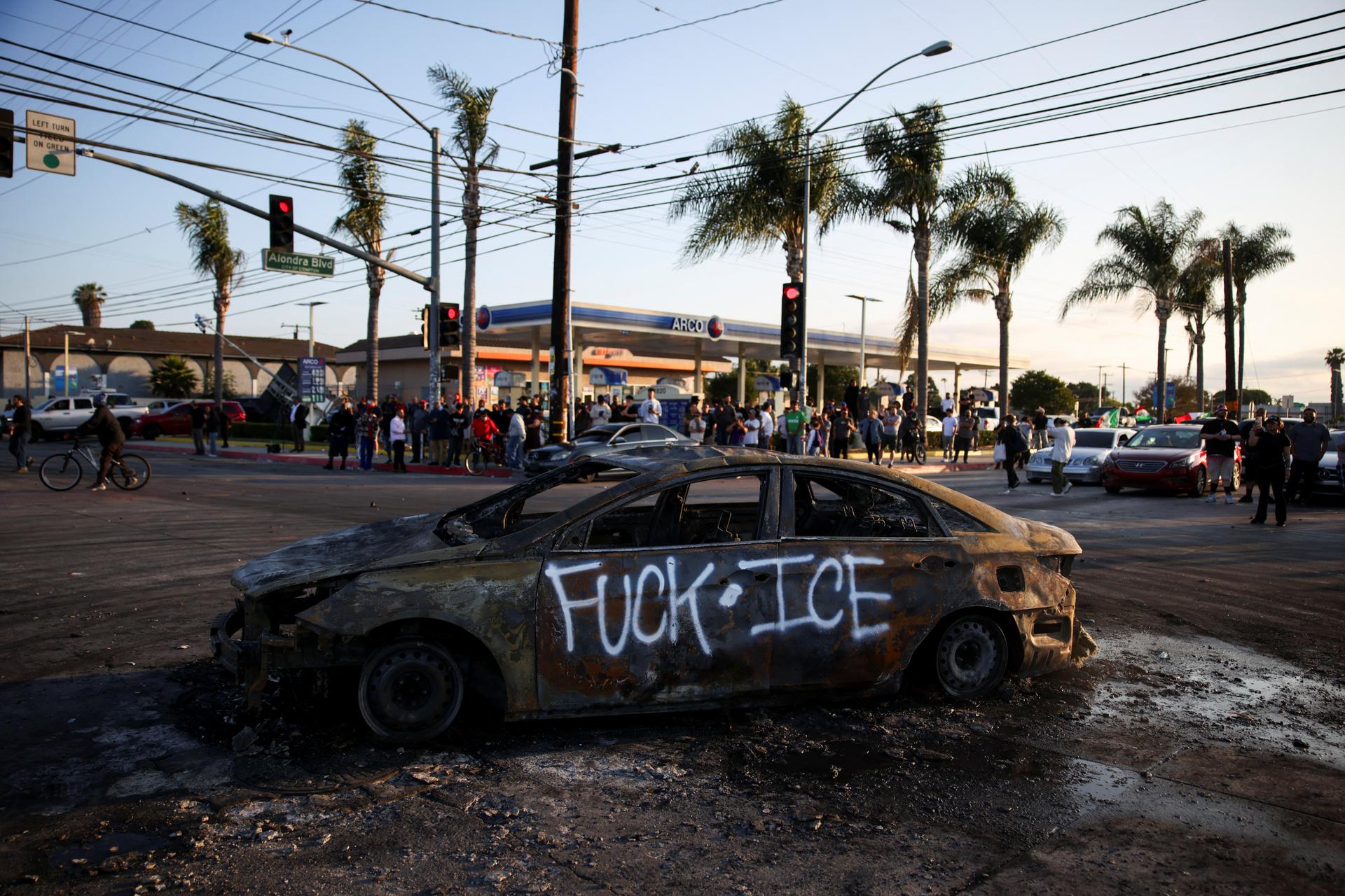 Un véhicule calciné après des affrontements entre police et manifestants, dans la ville de Paramount du comté de Los Angeles, Californie, le 7 juin 2025. 