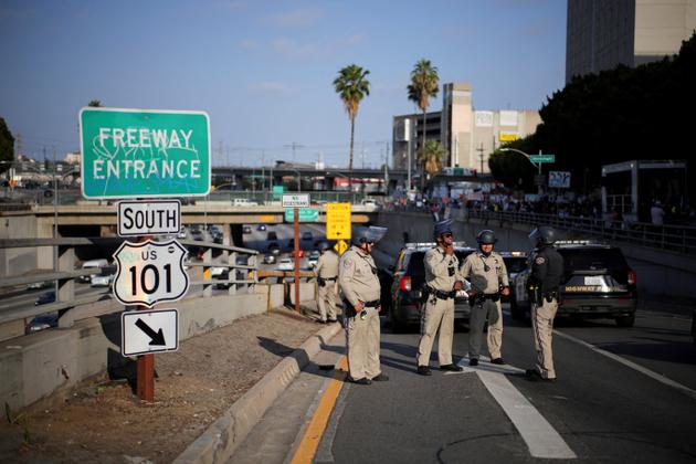 La police sur une bretelle d’autoroute fermée à la circulation en raison des manifestations contre l’action des services de l’immigration (ICE), dans le centre de Los Angeles, Californie, le 6 juin 2025.