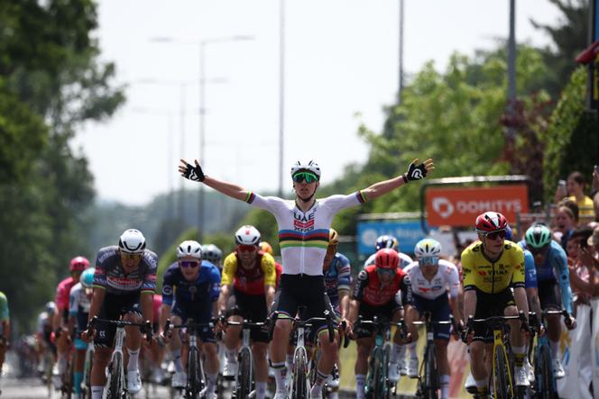 La joie du champion du monde de cyclisme Tadej Pogacar, à l’arrivée de la première étape du Critérium du Dauphiné, le 8 juin 2025 à Montluçon (Allier).