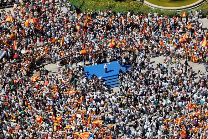 Le président du Parti populaire, Alberto Nunez Feijoo, lors de la manifestation lancée à l’initiative de sa formation contre le gouvernement, à Madrid, le 8 juin 2025.