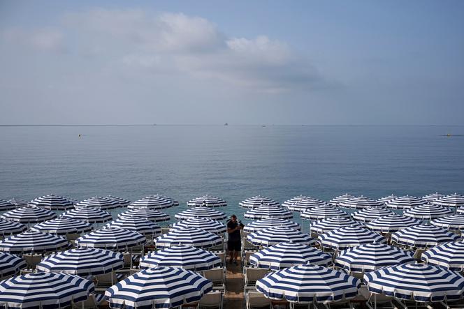No trabalhador, cria guarda -chuvas de praia em Nice, Riviera Francesa, 7 de junho de 2025.
