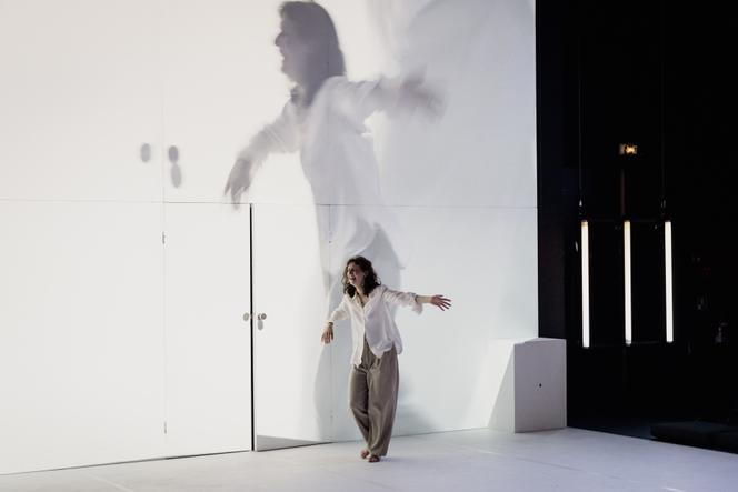 Jeanne Louis-Calixte, dans le spectacle « Musée Duras », aux Ateliers Berthier de l’Odéon Théâtre de l’Europe, en mars 2025.