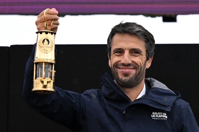Tony Estanguet, alors patron de Paris 2024, porte une lanterne contenant la flamme paralympique, à Stoke Mandeville (Royaume-Uni), le 24 août 2024.