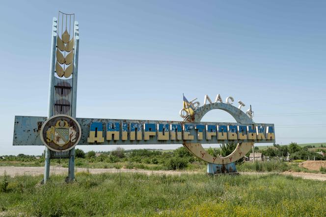Un panneau routier marquant l’entrée de la région de Dnipropetrovsk, installé à la frontière entre les régions de Dnipropetrovsk et de Donetsk, en Ukraine, le 8 juin 2025.