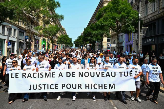 Des participants tiennent une banderole lors d’une marche blanche, à Marseille, en hommage à Hichem Miraoui, le 8 juin 2025.