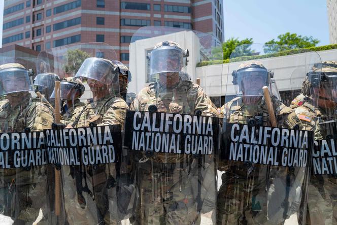 A Guarda Nacional está diante de uma prisão no Centro de Los Angeles após dois dias de confrontos com a polícia durante uma série de serviços de imigração em Los Angeles em 8 de junho de 2025.