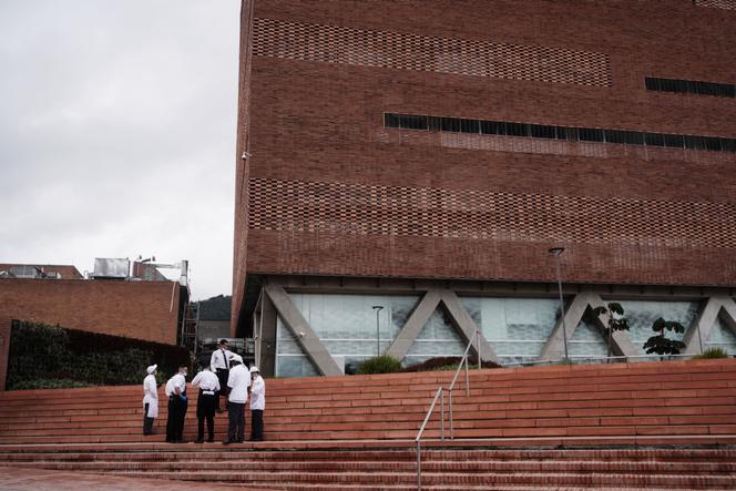 Des soignants d’une clinique de Bogota à l’extérieur du bâtiment après un séisme, dimanche 8 juin, en Colombie.