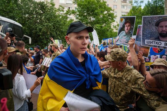 9 Haziran 2025'te Ukrayna'nın Chernihiv Oblastı'nda esaretten dönen Ukraynalı askerlerin gelişi.