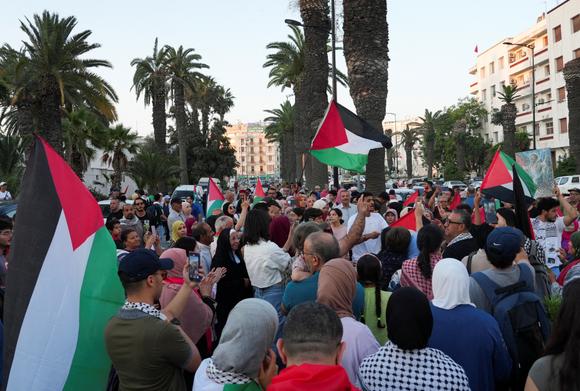 Les participants du convoi qui vise à atteindre Gaza se rassemblent avant de monter dans des bus, à Tunis, le 9 juin 2025.