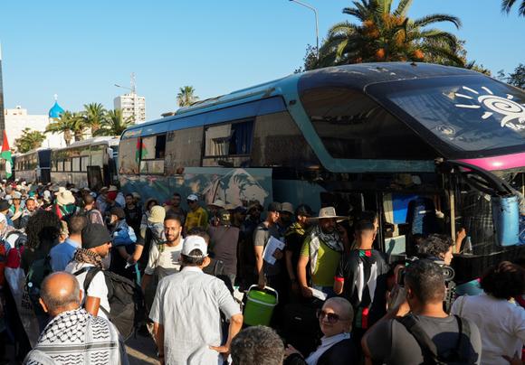 Devant les bus au départ pour Gaza, à Tunis, le 9 juin 2025.