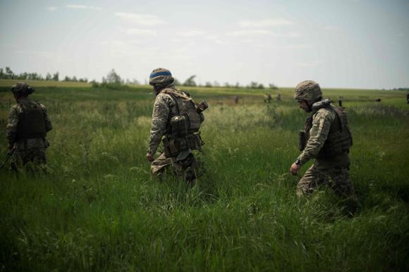 Ukrayna 33. Mekanize Tugayı'na bağlı askerler, 6 Haziran 2025'te Ukrayna'nın doğusunda eğitim görüyor.