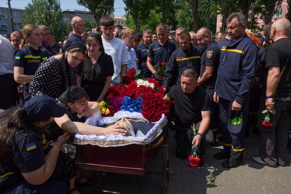 Rus füze saldırısında şehit düşen üç itfaiyeci için Kiev itfaiye istasyonunun önünde düzenlenen veda töreni, 9 Haziran 2025.