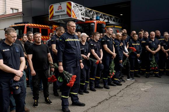 Ukraynalı itfaiyeciler, Pavlo Yezhor, Danylo Skadin ve Andriy Remenny'ye 9 Haziran 2025'te Kiev'de son görevlerini yerine getiriyor.