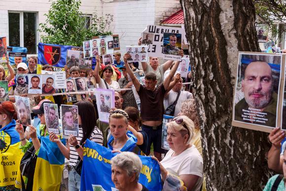 Ukrayna'nın Chernihiv kentinde esaretten dönen Ukraynalı askerlerin dönüşü sırasında, birçok kişi kayıp yakınlarının haberini arıyor, 9 Haziran 2025.
