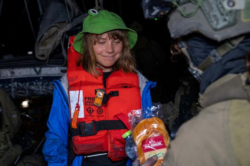 L'activiste écologiste suédoise Greta Thunberg à bord du « Madleen » après l'arraisonnement du navire par l'armée israélienne, le 9 juin 2025.