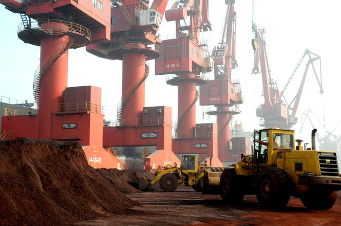 Des bulldozers transportent des sols contenant des éléments de terres rares destinés à l’exportation, au port de Lianyungang (Chine), le 31 octobre 2025.
