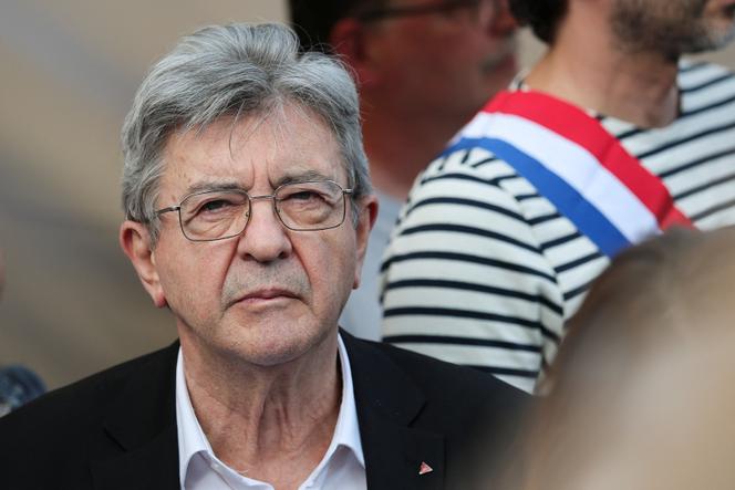 Jean-Luc Mélenchon, le leader de La France insoumise, manifeste contre l’arraisonnement du bateau humanitaire « Madleen » par l’armée israélienne, à Paris, le 9 juin 2025.