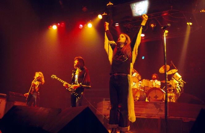 De gauche à droite : Geezer Butler, Tony Iommi, Ozzy Osbourne, et Bill Ward à la batterie, lors d’un concert au Madison Square Garden, à New York, le 6 décembre 1976.
