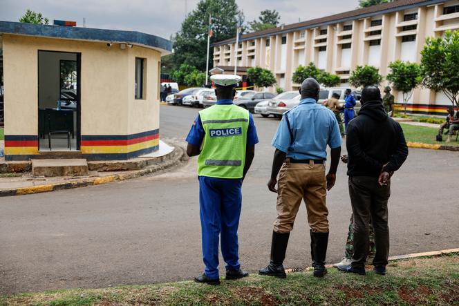 Des policiers au poste de Gigiri, à Nairobi, en août 2024.