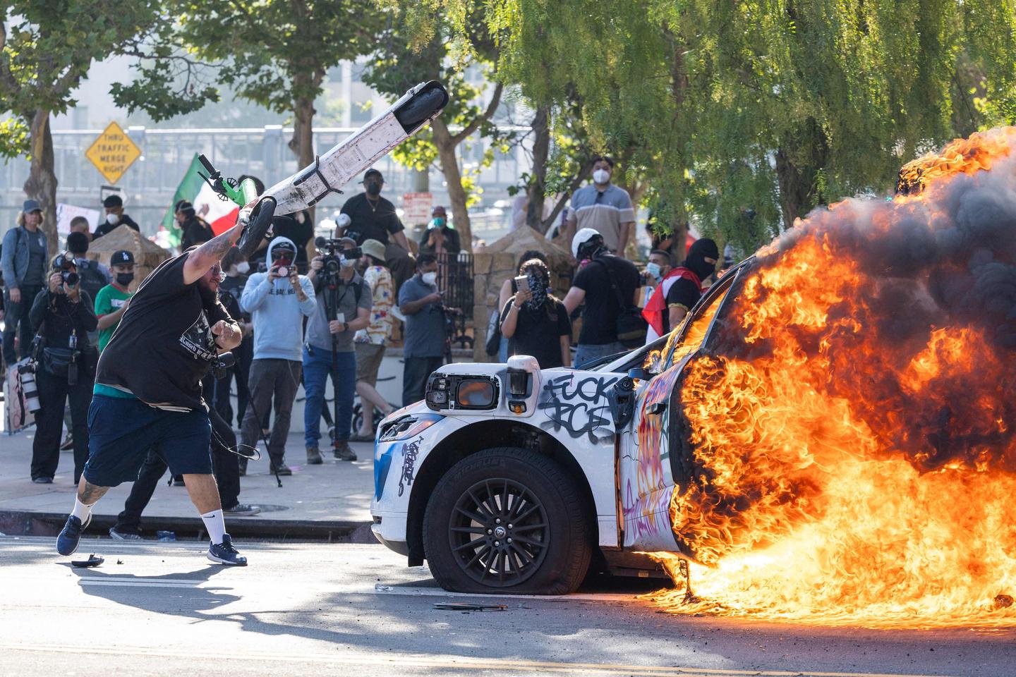 Scuffles in Los Angeles as soldiers sent by Trump fan out