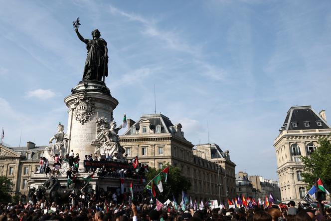 Lors du rassemblement en soutien aux militants à bord du « Madleen », sur la place de la République, à Paris, le 9 juin 2025.