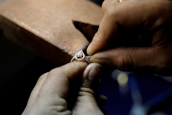 Contrôle qualité dans un atelier de joaillerie à Surat (Inde), le 3 avril 2025. 