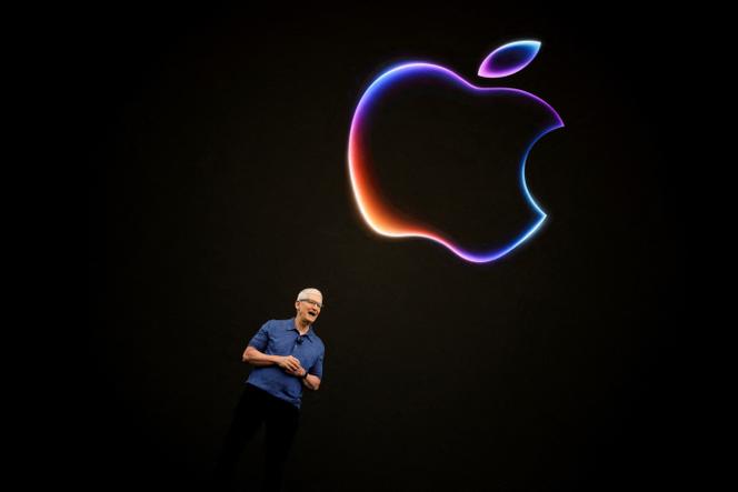 Le patron d’Apple, Tim Cook, participe à la conférence annuelle des développeurs au siège de la société à Cupertino, en Californie (États-Unis), le 10 juin 2024.