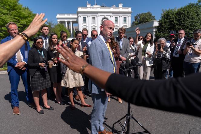 Stephen Miller, chef de cabinet adjoint de la Maison Blanche, s’entretient avec des journalistes, à Washington, DC, le 28 avril 2025.