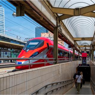 Train TRENITALIA des Lignes ferroviaires italiennes : Paris Lyon Marseille Milan, en gare de Lyon La Part-Dieu.
