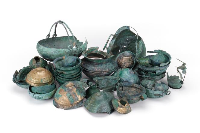 Vaisselle en bronze datant de l'âge du bronze final (environ 950 av. J.-C.), issue du dépôt d’Evans (Jura).