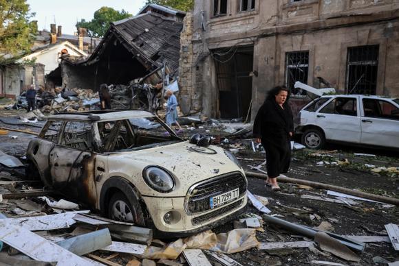 Des habitants dans un quartier touché par une frappe de drone russe, à Odessa, en Ukraine, le 10 juin 2025.