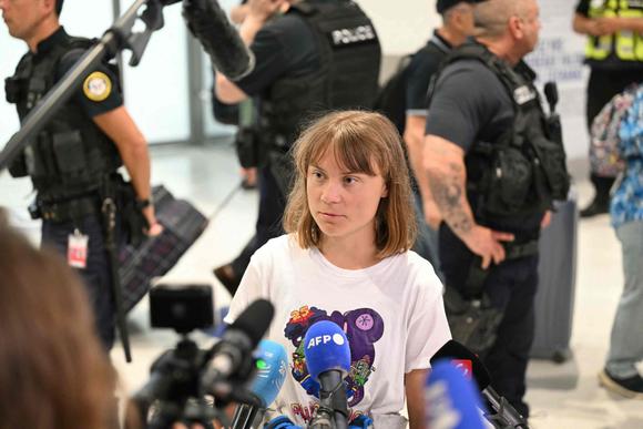 La militante suédoise Greta Thunberg, à son arrivée à l’aéroport Paris - Charles-de-Gaulle, près de Paris, le 10 juin 2025.