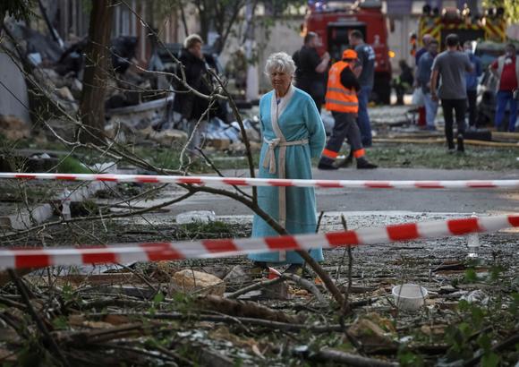Une habitante devant un immeuble touché par une frappe de drone russe, à Odessa, en Ukraine, le 10 juin 2025.