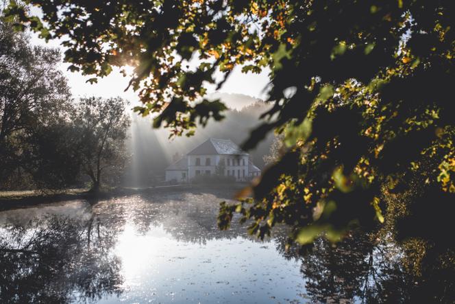 Vue sur l’étang et l’hôtel Le Barn.