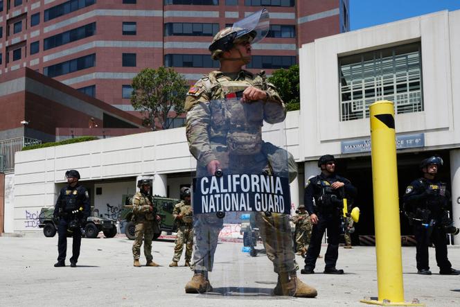Des membres de la garde nationale des Etats-Unis sont déployés pour protéger des bâtiments, mardi 10 juin 2025, à Los Angeles.