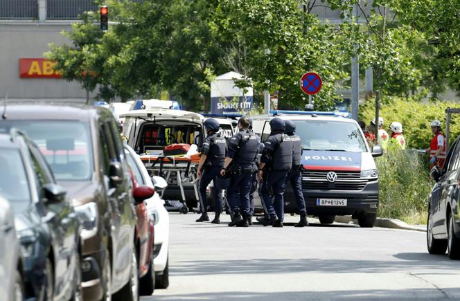 Les forces de l’ordre autrichiennes, dans une rue adjacente à l’école où des personnes ont été tuées, à Graz (Autriche), le 10 juin 2025.