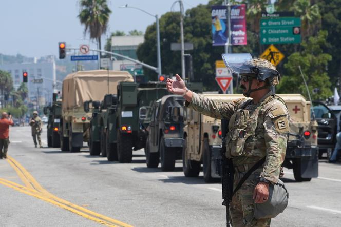 Tráfego direto da Guarda Nacional dos EUA na terça -feira, 10 de junho de 2025, em Los Angeles.