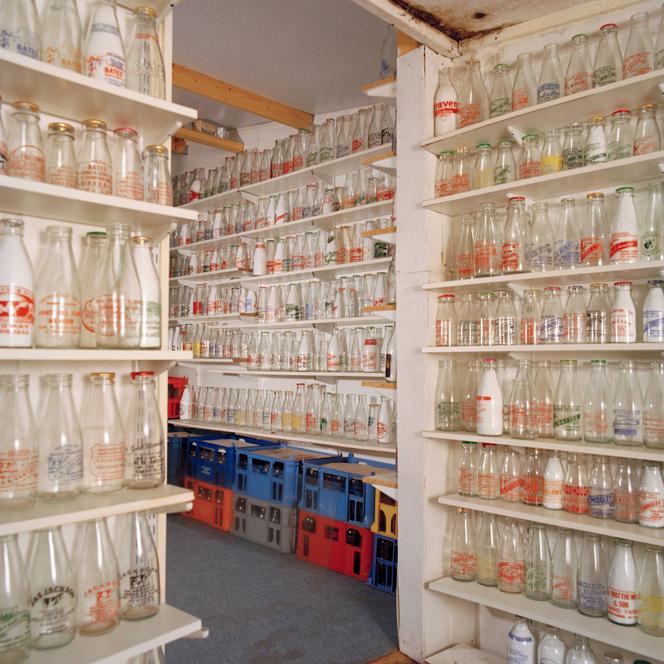 La collection de bouteilles de lait de Steve Wheeler, à Melksham, au Royaume-Uni, en 2024. Photo extraite de la série « Antiques of the Future », de Callum O’Keefe.