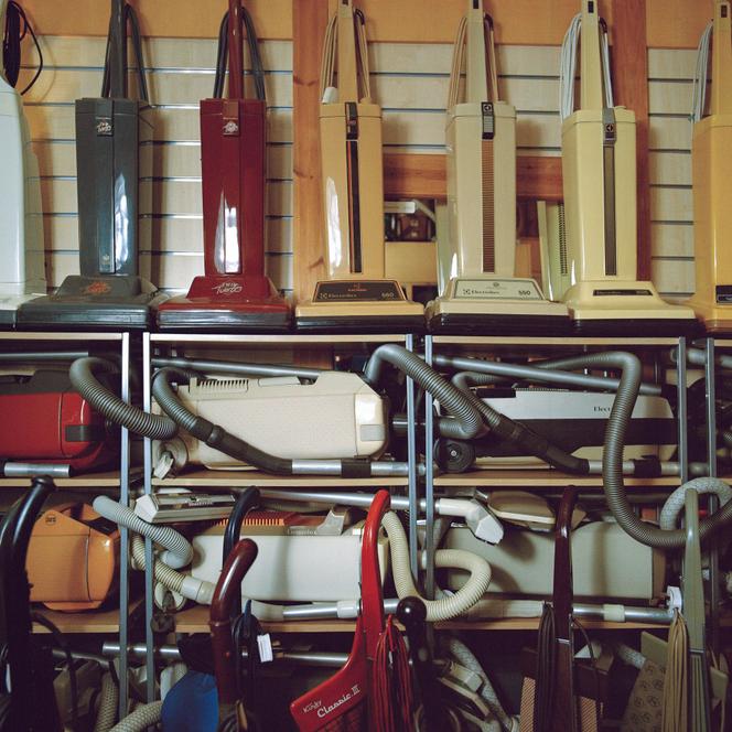 La collection d’aspirateurs de James Brown, à Derbyshire, au Royaume-Uni, en 2022. Photo extraite de la série « Antiques of the Future », de Callum O’Keefe.