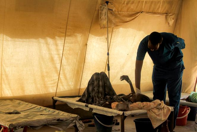 Un médecin examine une personne atteinte du choléra, au sud de Khartoum, le 31 mai 2025.