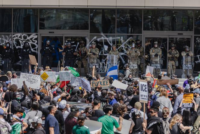 La garde nationale et la police de Californie, déployées lors des manifestations contre les opérations d’immigration, à Los Angeles, le 9 juin 2025.