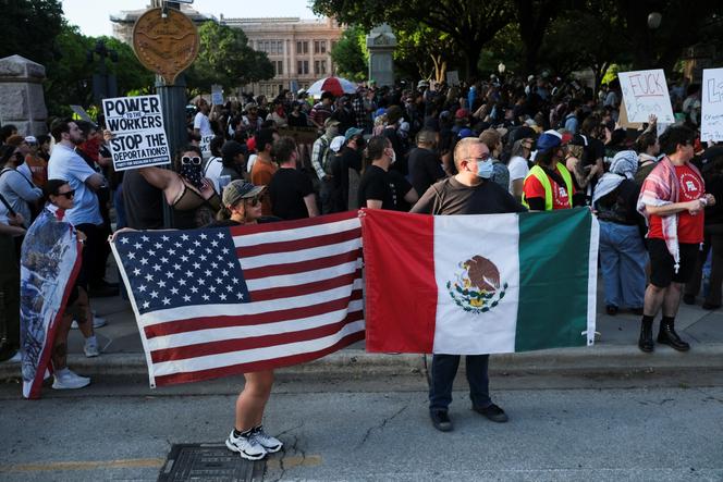 Os manifestantes usam as bandeiras dos Estados Unidos e do México durante uma manifestação de solidariedade com manifestações de Los Angeles contra controles federais de imigração em Austin, Texas (Estados Unidos) em 9 de junho de 2025.