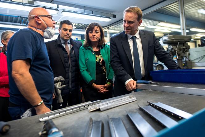 La présidente de la région Occitanie, Carole Delga (au centre), et le ministre de l’industrie et de l’énergie, Marc Ferracci (à droite), à Launaguet (Haute-Garonne), le 18 novembre 2024.