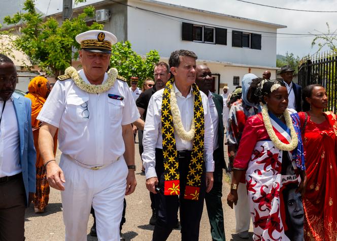 Manuel Valls (au centre), ministre des outre-mer, et François-Xavier Bieuville, préfet de Mayotte, à Chirongui, à Mayotte, le 30 janvier 2025.