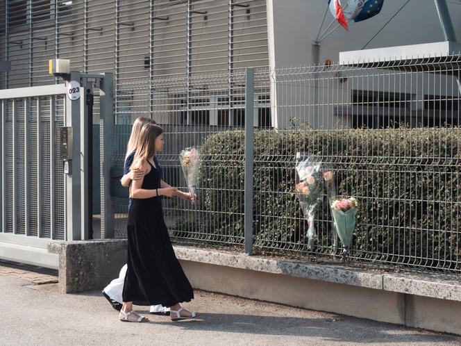 Des jeunes filles rendent hommage à la surveillante tuée, devant le collège Françoise-Dolto, à Nogent, en Haute-Marne, le 10 juin 2025.